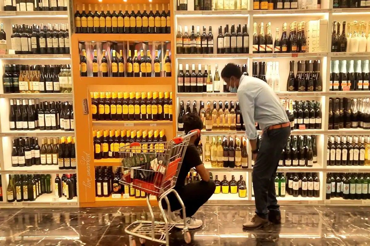 delhi-government-opens-liquor-stores-at-metro-station-premises_1.jpg
