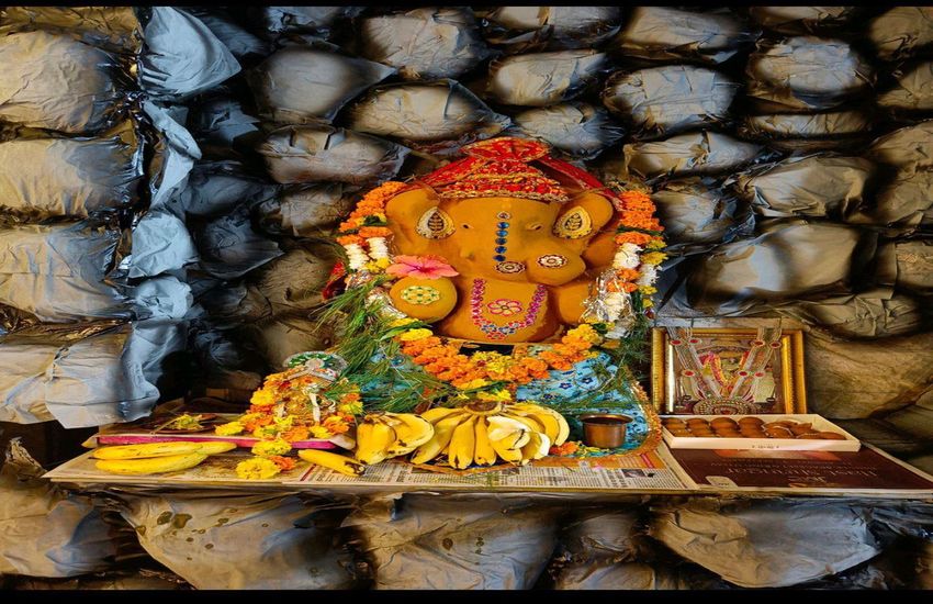 एक गणेश ऐसे भी, जो गुफा में देते हैं भक्तों को दर्शन, चढ़ता है हल्दी का चोला
