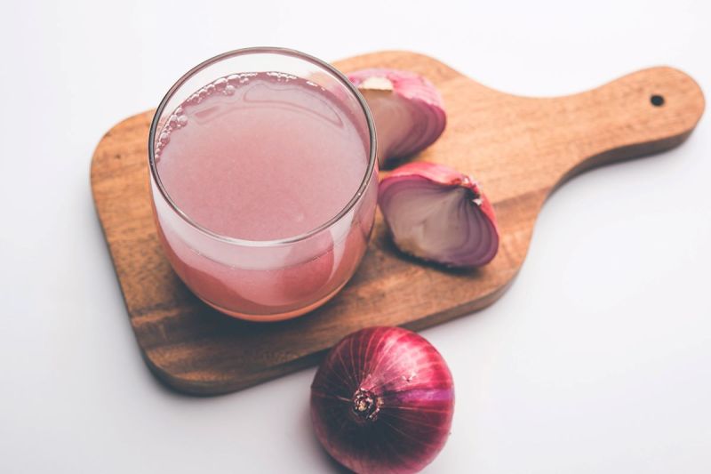 Onion Juice Benefits: बालों में प्याज का रस लगाने से दूर होती है कई समस्याएं, बालों को बनाता है मजबूत