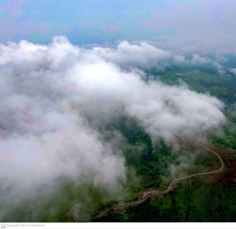 जगमेरू पहाड़ी को आगोश में ले रहे बादल