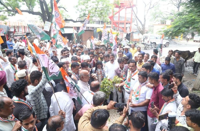 Indore News : फसल का सही दाम न मिलने पर कांग्रेस का हल्ला बोल