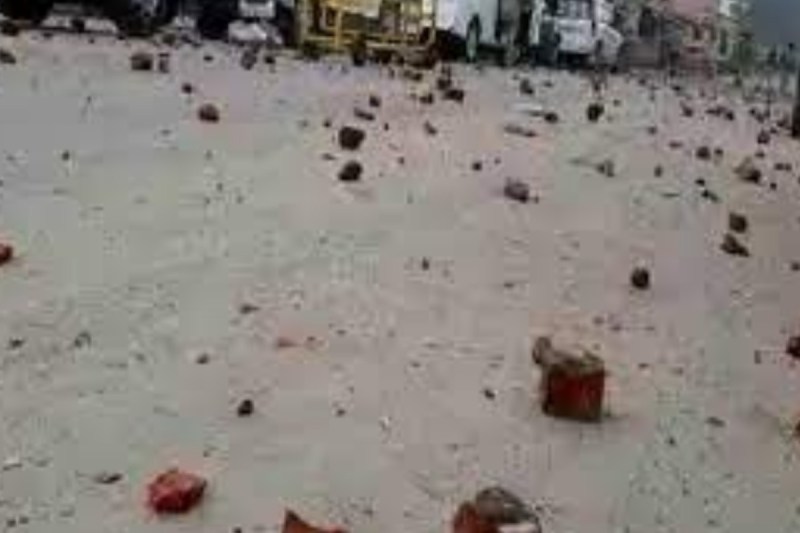 several-dozen-people-injured-during-stone-pelting-on-two-sides-after-molesting-dalit-girl-student-in-muzaffarnagar.jpg