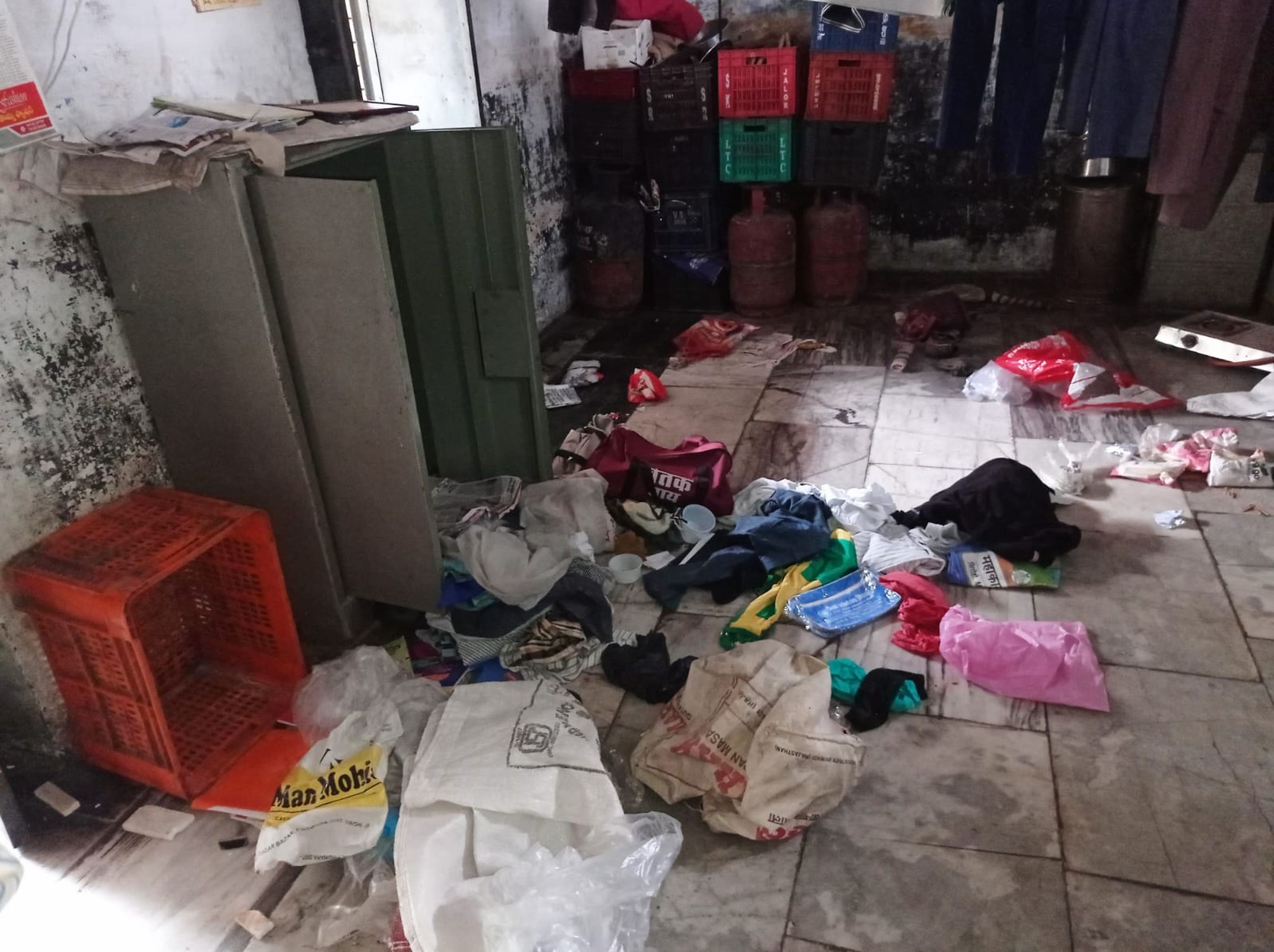 बीआरसीएफ भवन के ताले तोड़े, चोर नगदी व मसाले ले उड़े