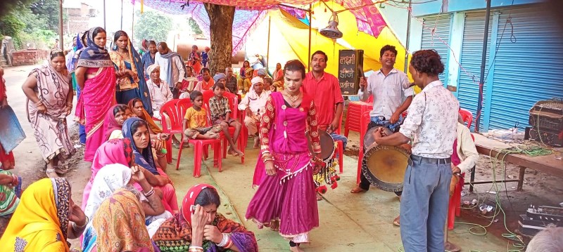 People do not celebrate mourning in this village on death, give farewell to the soul by dancing and singing