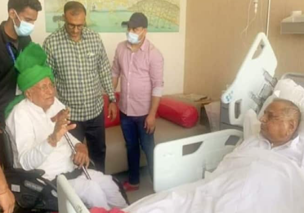 omprakash_chautala_reach_medanta_hospital_to_meet_mulayam_singh_yadav.png