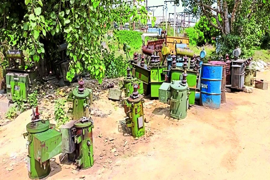 भ्रष्टाचार का खेल निराला : बिजली निगम ठेकेदार ट्रांसफार्मर रखने के नाम पर कर रहा अवैध वसूली !