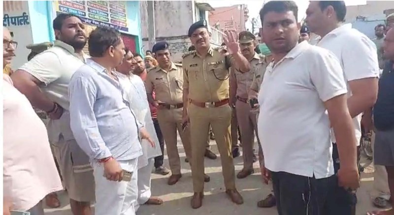 Youth killed in Meerut : चाकू से ताबड़तोड़ वार कर युवक की बेरहमी से हत्या, आरोपियों के घर में आग