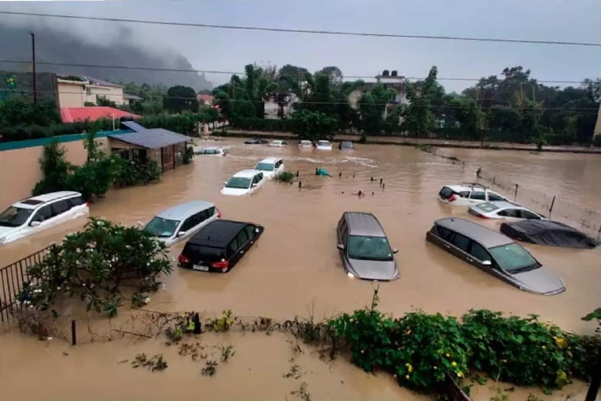 cars-damaged-by-floods-in-bengaluru-the-victims-of-the-2015-floods-in-chennai-gave-advice-what-precautions-to-be-taken.jpg
