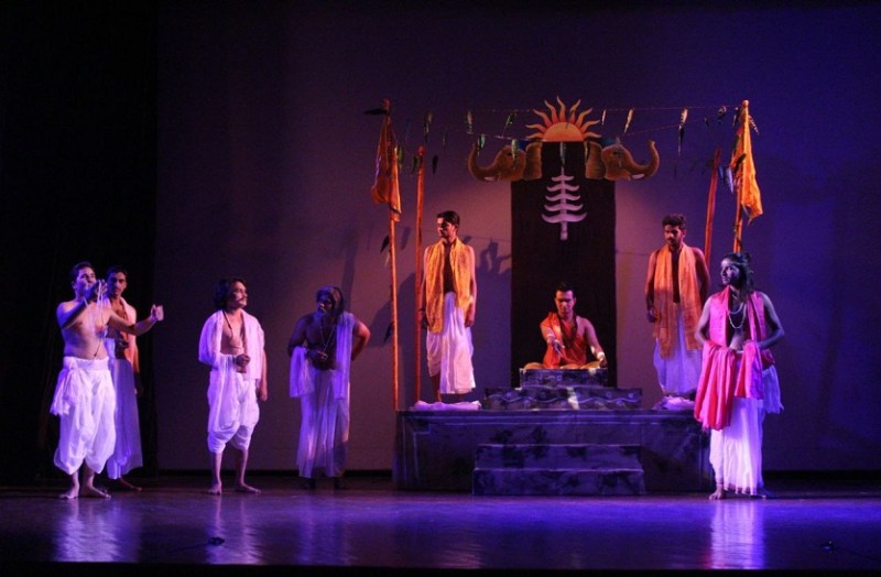 पौराणिक पृष्ठभूमि से कही गई नीतिगत सिद्धान्तों की बात