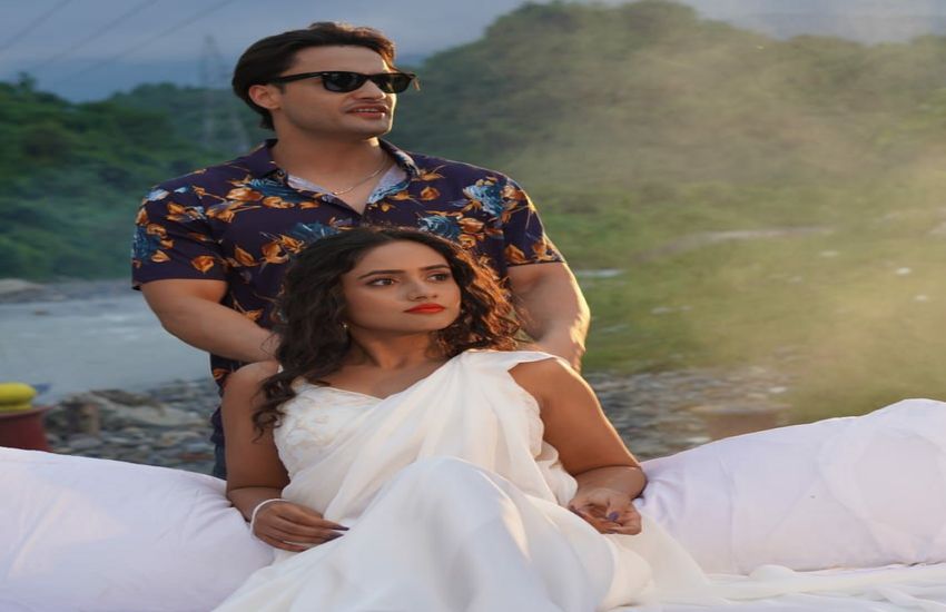 पहली बारिश में आसिम रियाज और निशा गुरगैन की केमिस्ट्री