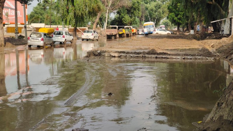 हनुमानगढ़ राज्य मार्ग--रीको तिराहा से जन सेवा अस्पताल तक 600 मीटर रोड पर लग रहा लंबा जाम