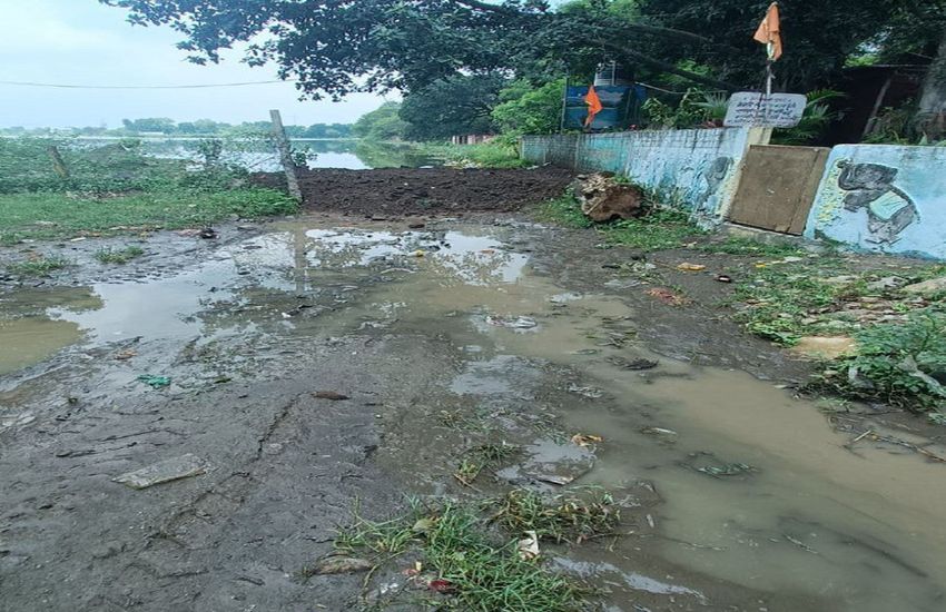 देवीसागर के रिसाव को मिट्टी की पाल बांधकर रोका, तालाब से पानी करेंगे लिफ्ट