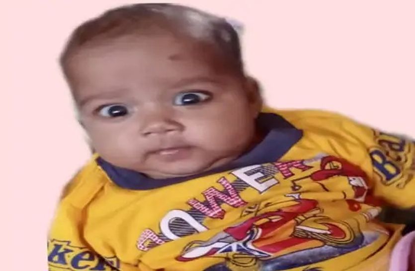 मां की गोद से गिरी पांच महीने की मासूम की दर्दनाक मौत, नाना के साथ बाइक पर जा रही थी ननिहाल