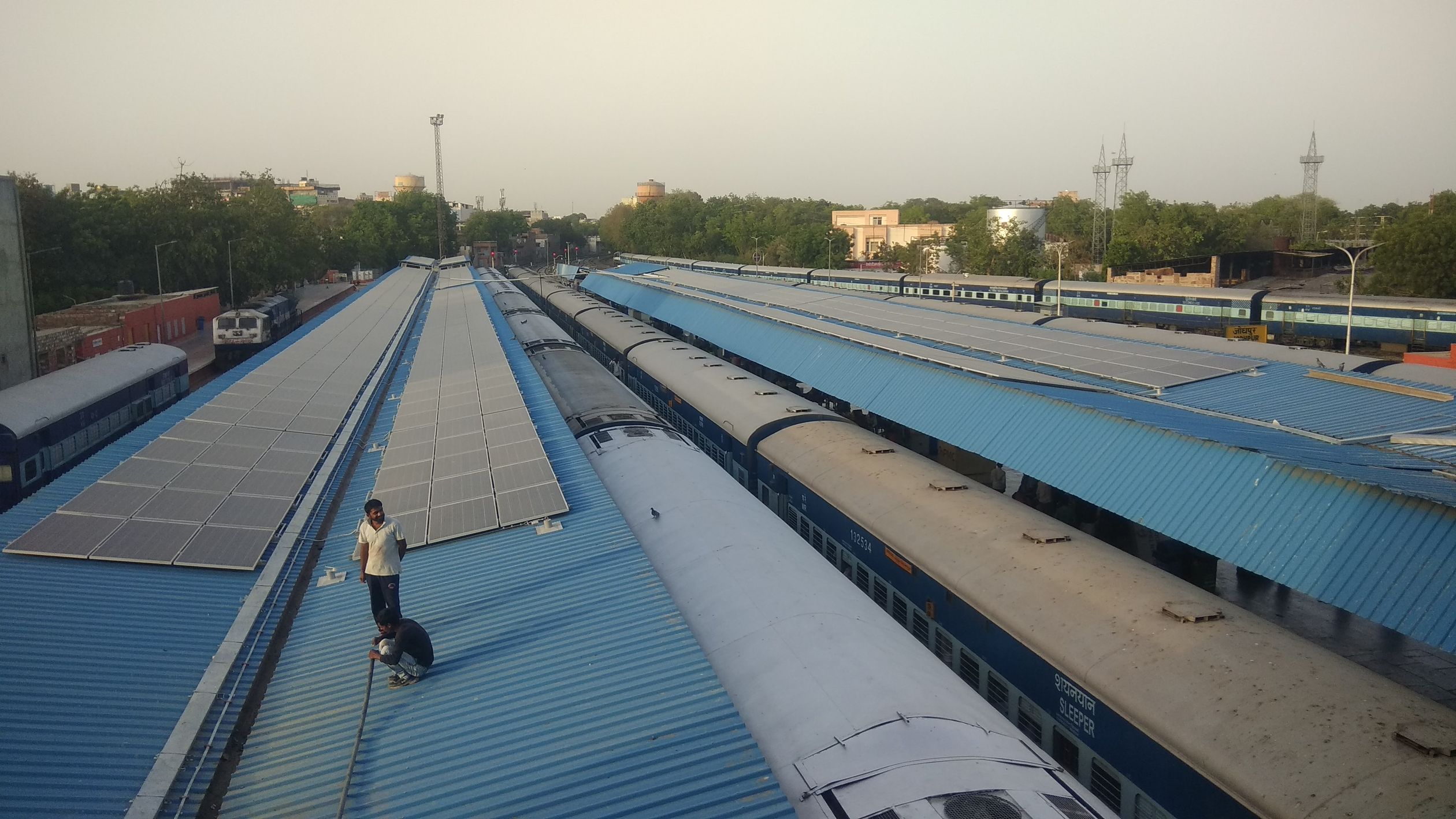 SOLAR POWER: रेलवे हर साल बचा रहा 200 लाख यूनिट बिजली