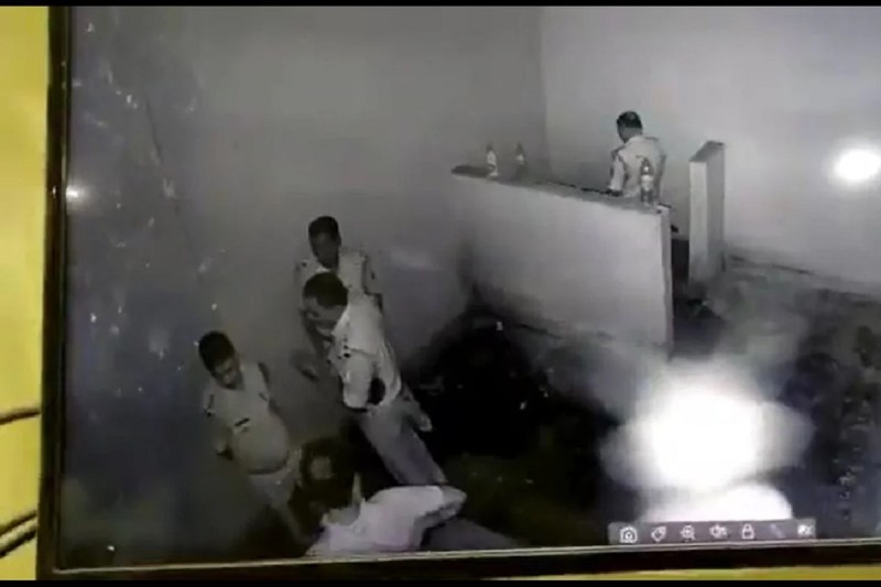 Probe Sought After Video of Bihar SP Putting 5 Junior Cops in Lockup Goes Viral