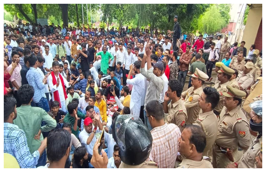 इलाहाबाद विश्वविद्यालय: फीस वृद्धि के विरोध में छात्रों का उग्र प्रदर्शन, पुलिस फोर्स तैनात