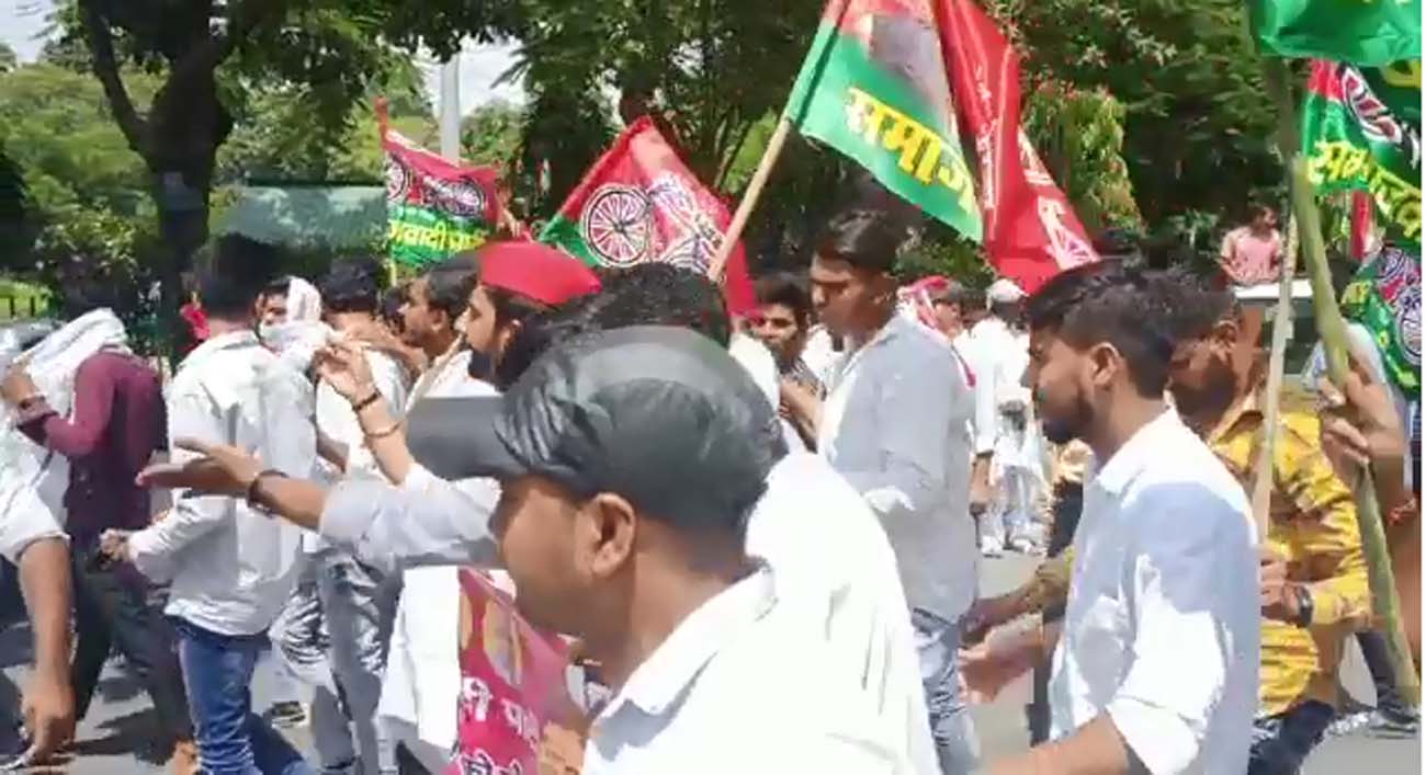 SP Yuvjan Sabha protest in Meerut : महंगाई के विरोध में गरजे सपाई, पुलिस से धक्का मुक्की