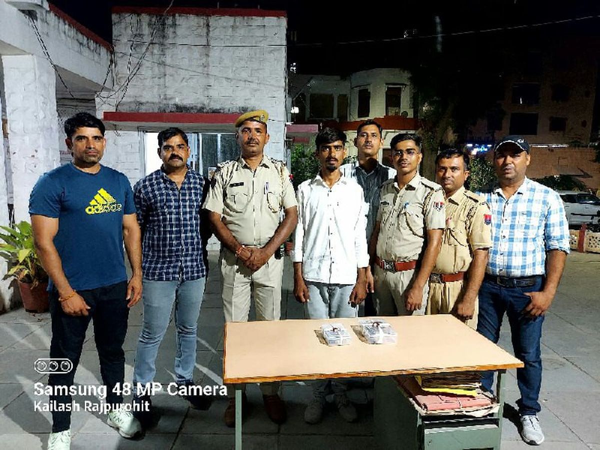 Fire Arms : हथियारों की खेप लेकर घूम रहे युवक को पकड़ा