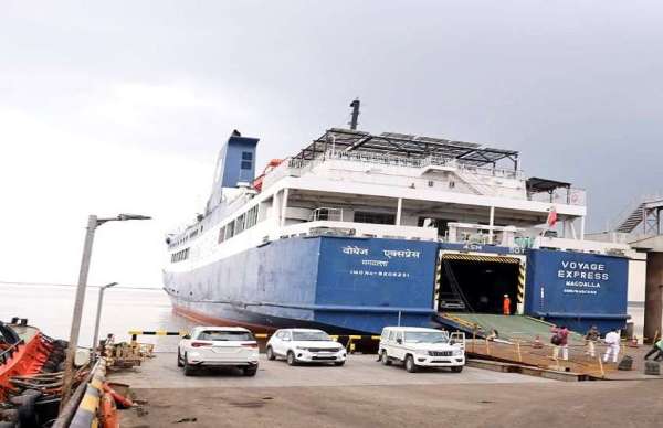 केंद्रीय जहाजरानी व जलमार्ग मंत्री सर्बानंद सोनोवाल ने भावनगर जिले के घोघा में सौर ऊर्जा से चलने वाली फेरी की विभिन्न विशेषताओं के बारे में जानकारी ली।