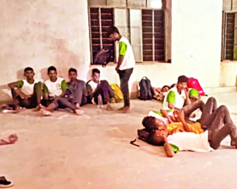 12 घंटे तक भूखे-प्यासे रहे खिलाड़ी, रात में बिस्तर भी नसीब नहीं
