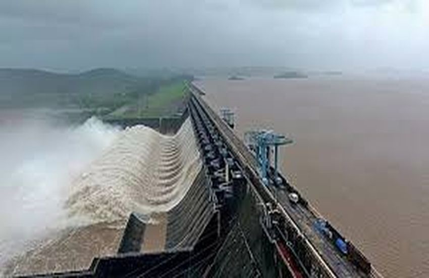Surat/ उकाई बांध का जलस्तर 340 फीट, 96 हजार क्यूसेक आउटफ्लो