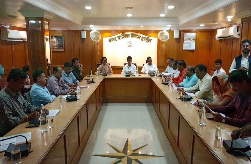 Indore News : महापौर का सख्त रुख, पहले मुझे बताएं और फिर तोड़ने जाएं