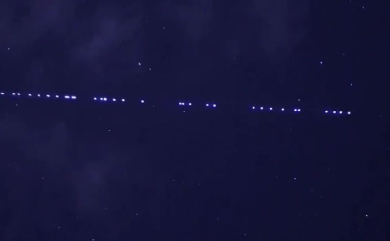 आसमान में दिखाई पड़ती रोशनी में तारों की कतार