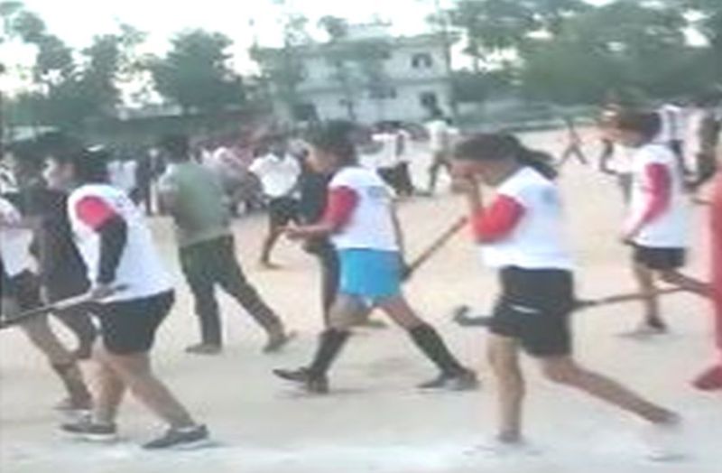 VIDEO: ग्रामीण ओलिंपिक में हॉकी से लड़ी महिलाओं की टीम, चार घायल
