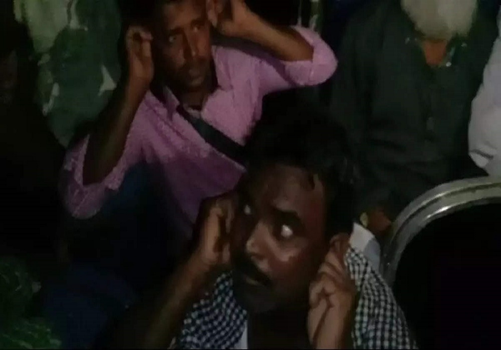 vhp_workers_punished_muslims_for_namaz_on_highway_in_shahjahanpur.jpg