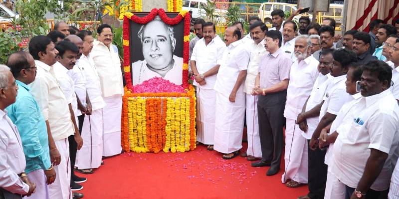 अन्नाद्रमुक व द्रमुक के नेताओं ने दी अन्नादुरै को 114वीं जयंती पर दी श्रद्धांजलि