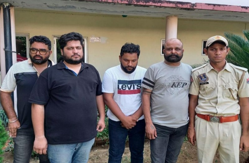अत्याधुनिक तरीके से खेल रहे थे जुआ, चार को पकड़ा