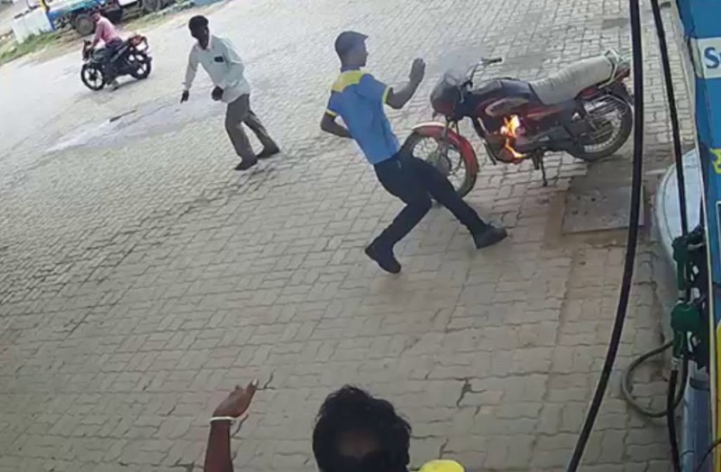 motorcycle caught fire at petrol pump in banswara