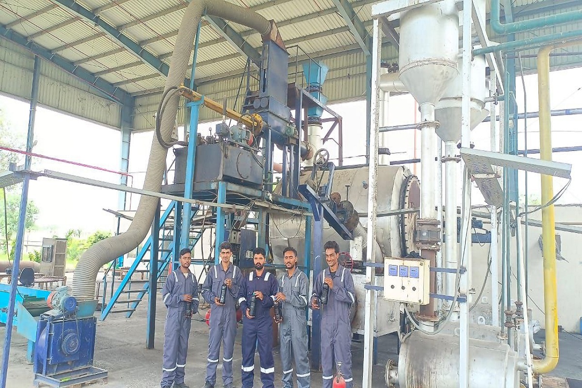 petrol_diesel_and_carbon_being_made_from_plastic_waste_in_mathura.jpg