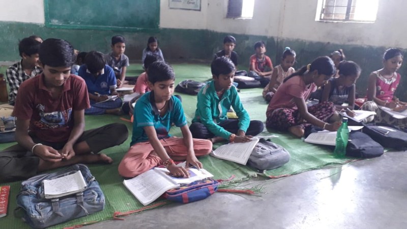 बच्चे सिविल डे्रस पहनकर पहुंच रहे स्कूल