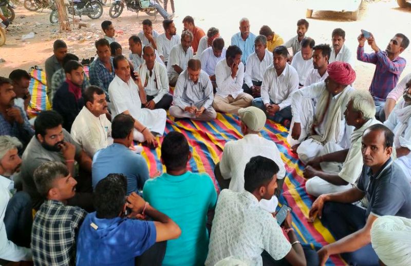 Rajsathan में खनन माफिया का खौफ, टक्कर मार नदी में गिराया, अब सड़क पर उतरे लोग