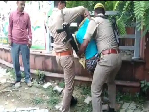 Sultanpur Police During Boy To remove from Program gate to coming Deputy CM Keshav Maurya in Sultanpur