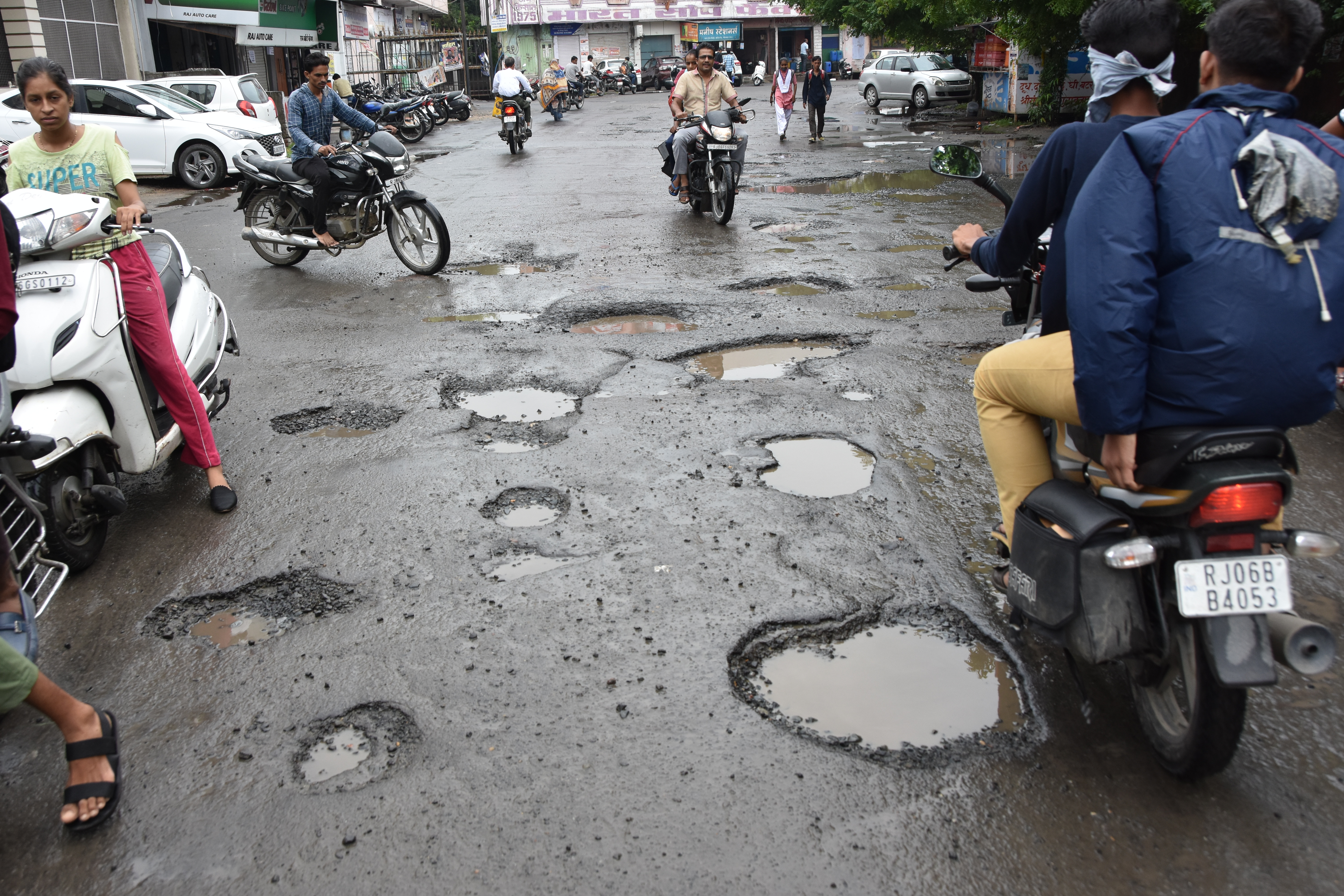 भीलवाड़ा अब भी सड़कें दे रही दर्द, संत लिखेंगे प्रशासन को पाती