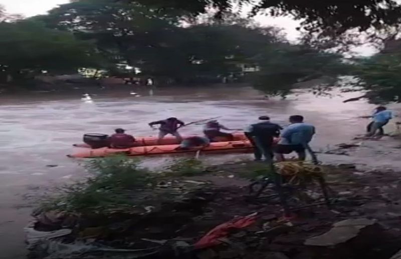 नाले के पास खेलते वक्त 2 भाई पानी में फिसले, नाव की मदद से दोनों की तलाश जारी