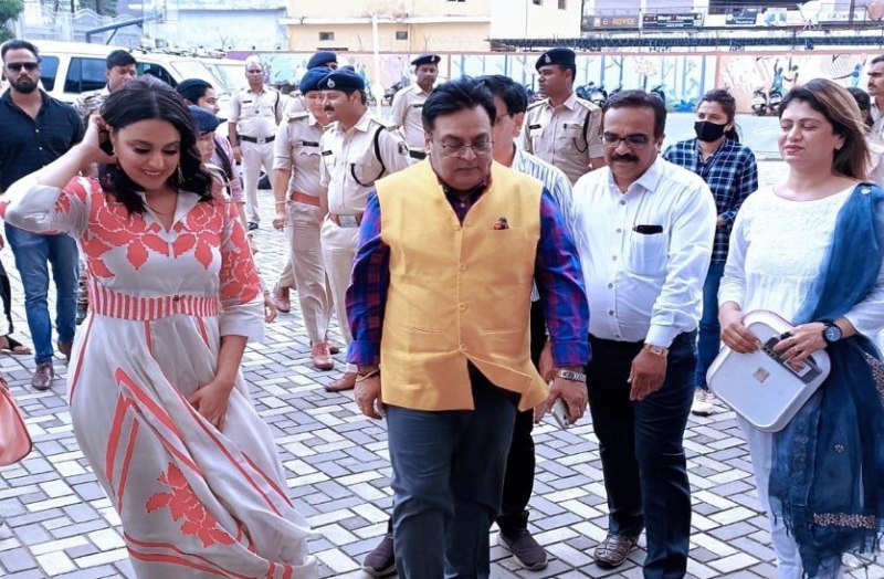 सहेली के बर्थडे में रायपुर की साड़ी गिफ्ट करेंगी स्वरा भास्कर