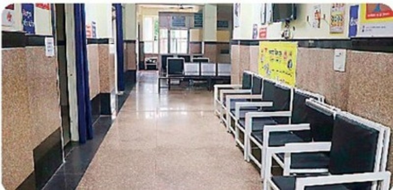 शाम 6 बजे के पहले ही ओपीडी के कमरों में लग रहे थे ताले