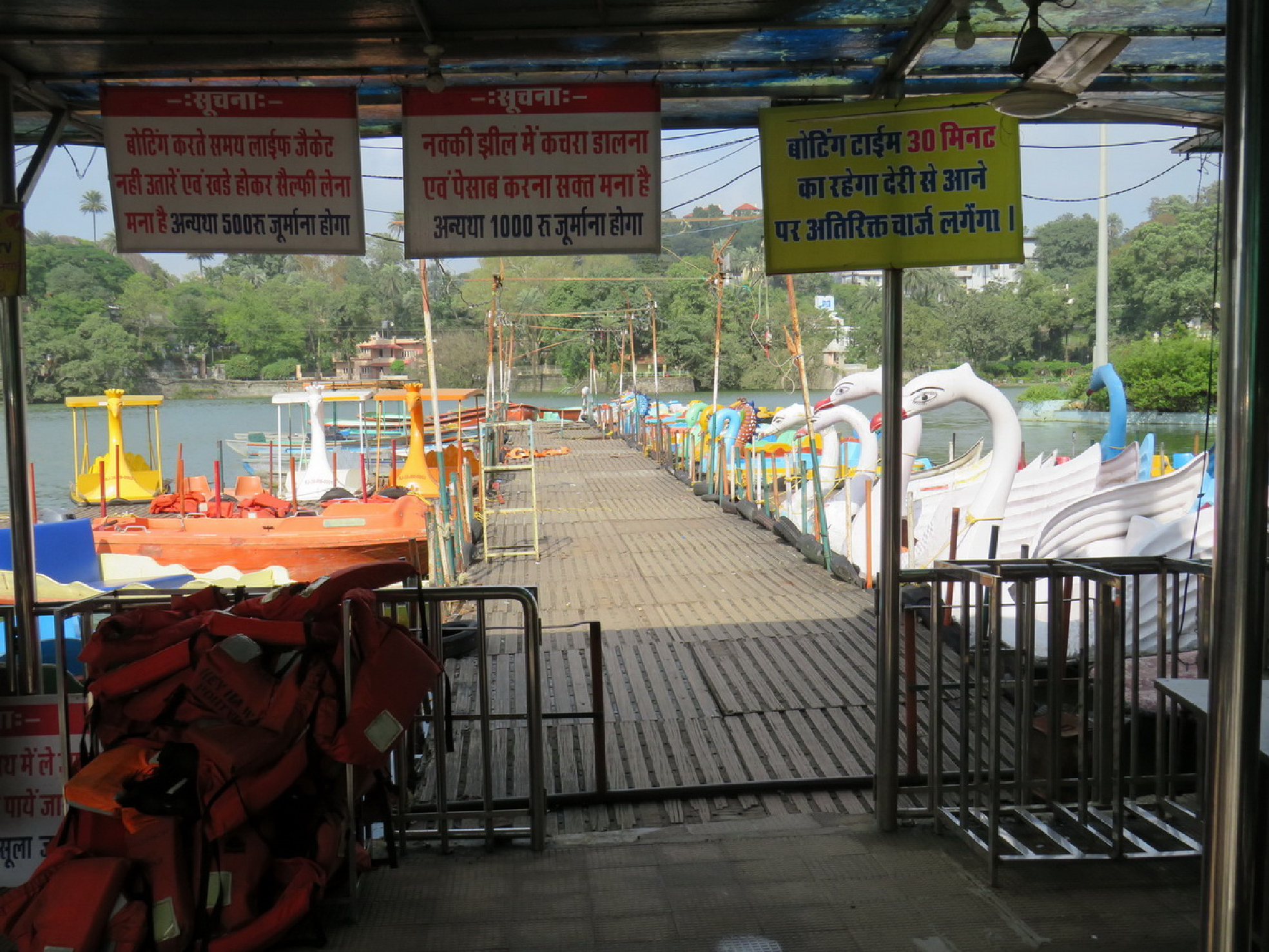 दूसरे दिन भी खामोश रहे नौकाओं के चप्पू