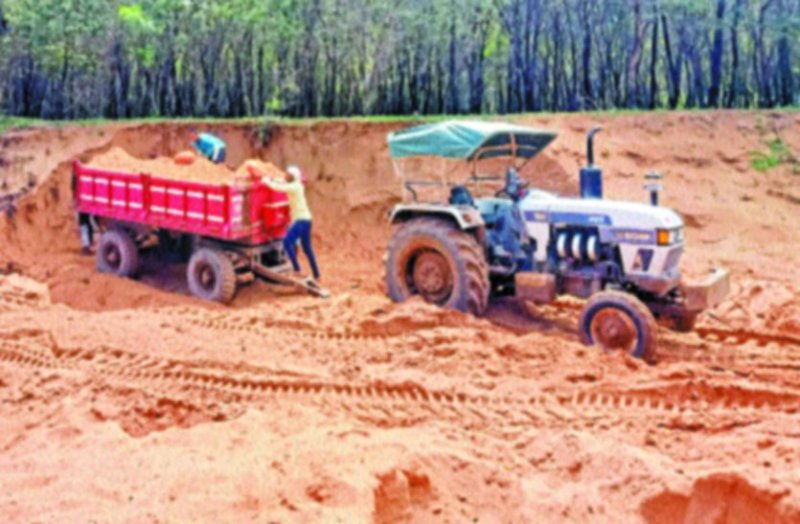 बाढ़ खत्म होते ही नदी से रेत का अवैध उत्खनन और परिवहन जारी