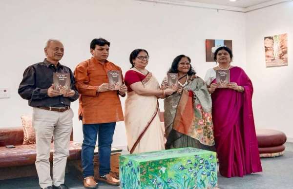 ‘पारू के लिए काला गुलाब’ उपन्यास का विमोचन अहमदाबाद. अहमदाबाद बुक क्लब की ओर से हिंदी पखवाड़े के अवसर पर आयोजित साहित्यिक कार्यक्रम में साहित्यकार डॉ. नीलम कुलश्रेष्ठ की ओर से लिखित पारू के लिए काला गुलाब उपन्यास का विमोचन किया गया। वल्र्ड आर्ट हब के अध्यक्ष रविंद्र मरडिया की अध्यक्षता में आयोजित कार्यक्रम में विशिष्ट अतिथि नई दिल्ली में शिक्षा मंत्रालय स्थित केंद्रीय हिंदी निदेशालय के सहायक निदेशक डॉ. दीपक पांडेय, डॉ. नूतन पांडेय ने उपन्यास का विमोचन किया। अस्मिता की ओर से आयोजित कवयित्री सम्मेलन में डॉ. प्रणव भारती, डॉ. मीरा रामनिवास, डॉ. अंजना संधीर, मधु प्रसाद, मल्लिका मुखर्जी, कविता पंत, नीना अंडोत्रा पठानिया, तृप्ति अय्यर, डॉ. आशासिंह सिकरवार, निक्की शाह ने कविता पाठ किया। गजलगायक ऋषिपाल धीमान ने गजल प्रस्तुत की।