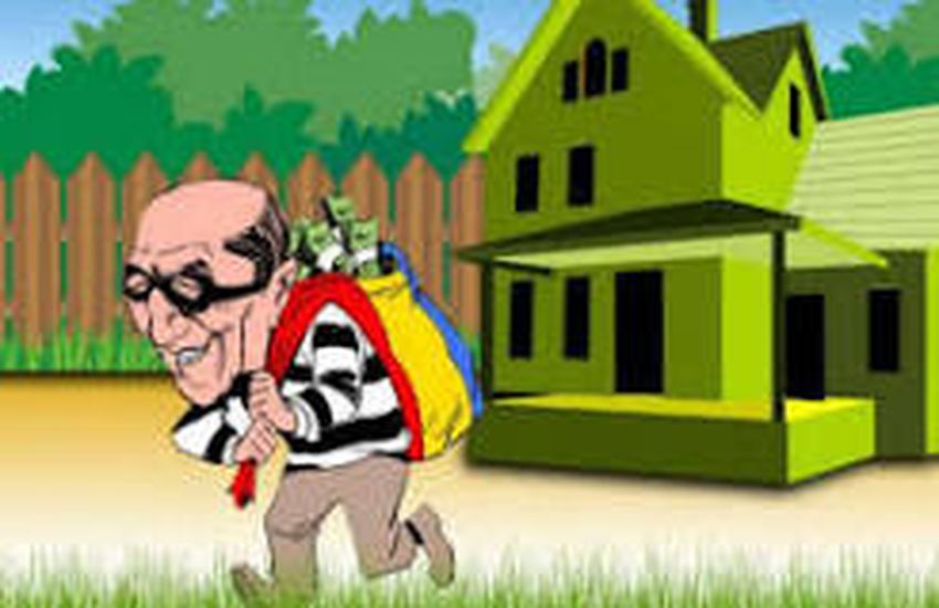 डॉटर के घर साढ़े नौ लाख की चोरी