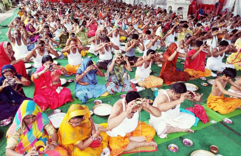 पूर्वजों के प्रति हमारी श्रद्धा की अभिव्यक्ति है श्राद्ध