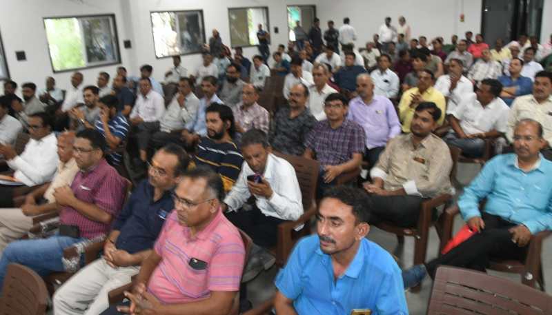 SURAT KAPDA MANDI: बैठक में बनाई योजना, समितियों का होगा गठन