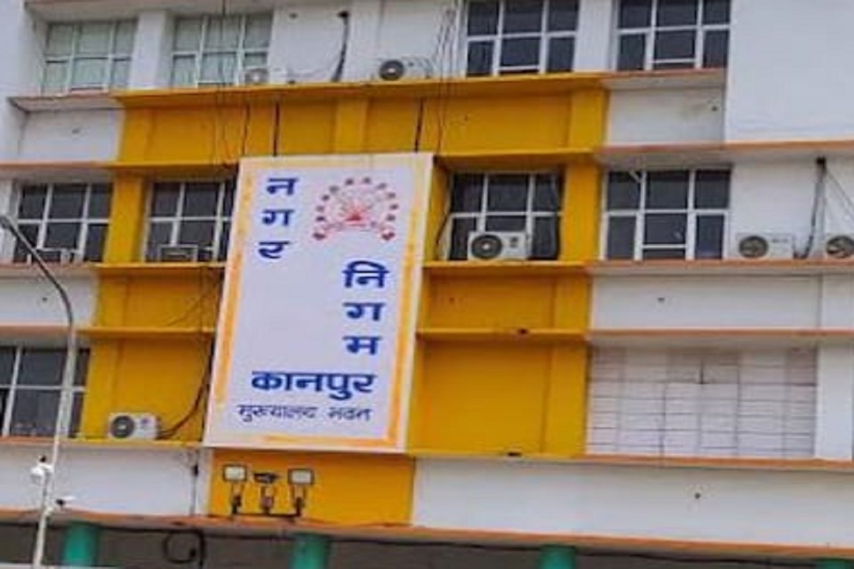 पार्षदों को थूककर पानी पिला रहा था कर्मचारी, जांच के आदेश