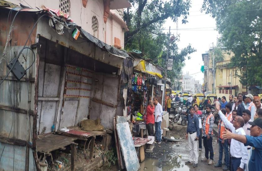 Indore News : हटी गुमटियां, दिखने लगा छोटा गणपति मंदिर