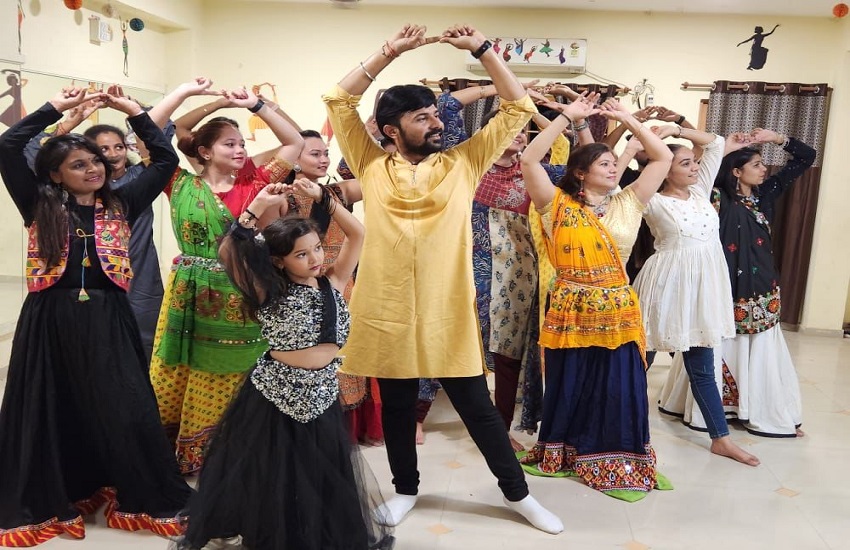 Gujarat Navratri Mahotsav 'पुष्पा झुकेगा नहीं...' स्टेप पर झूमेंगे खेलैया