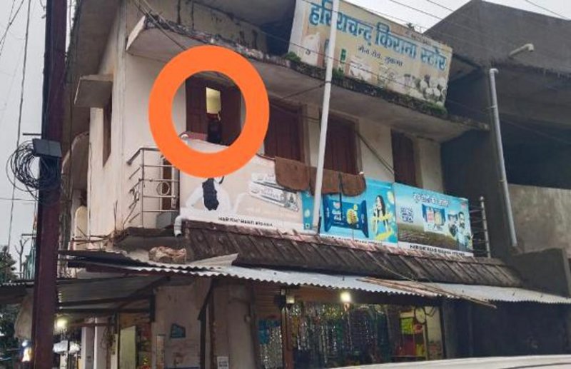 वो खिड़की जहां से चोरों वे घर में प्रवेश किया